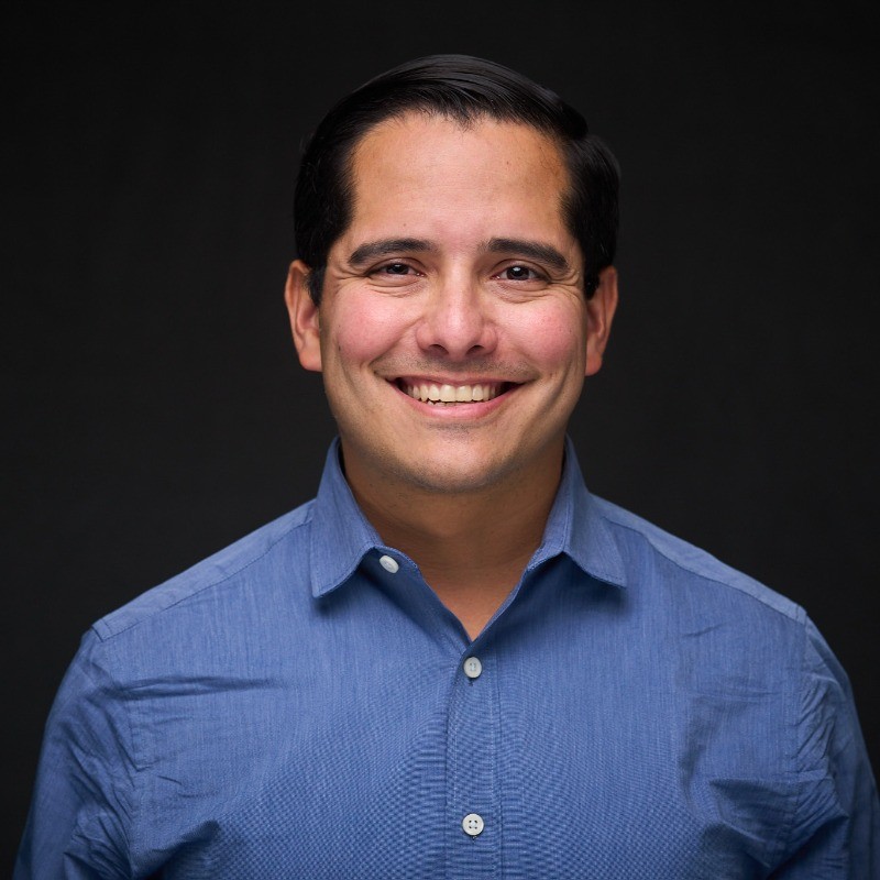 Portrait of Leonardo “Leo” Sanchez, founder of Simplify Branding & Marketing
